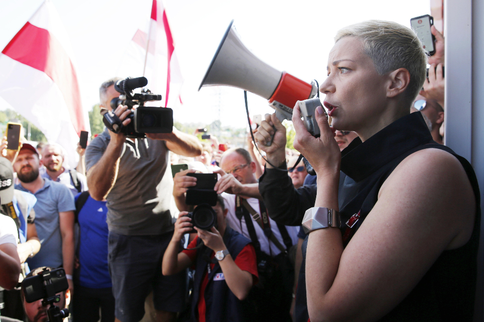 Una de las líderes opositoras con un megáfono durante una manifestación.
