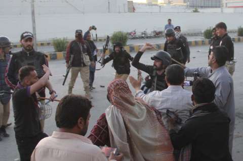 Estallan protestas en Pakistán tras arresto de ex primer ministro