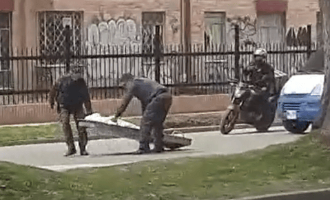 Tirado en el asfalto, funcionarios del CTI dejan caer un cadáver en calle de Suba