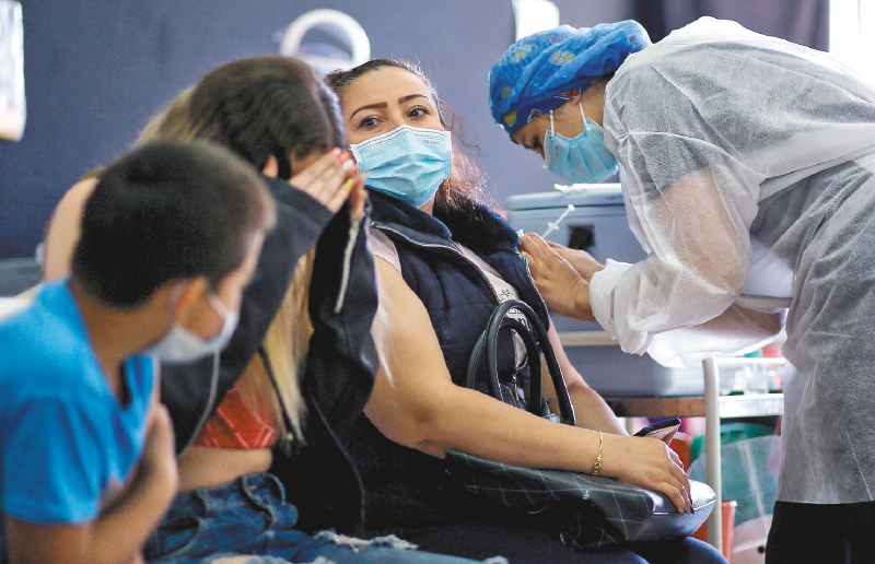 Entre las medidas para controlar los contagios, algunas ciudades han optado por reforzar los puestos de vacunación y de toma de pruebas PCR.