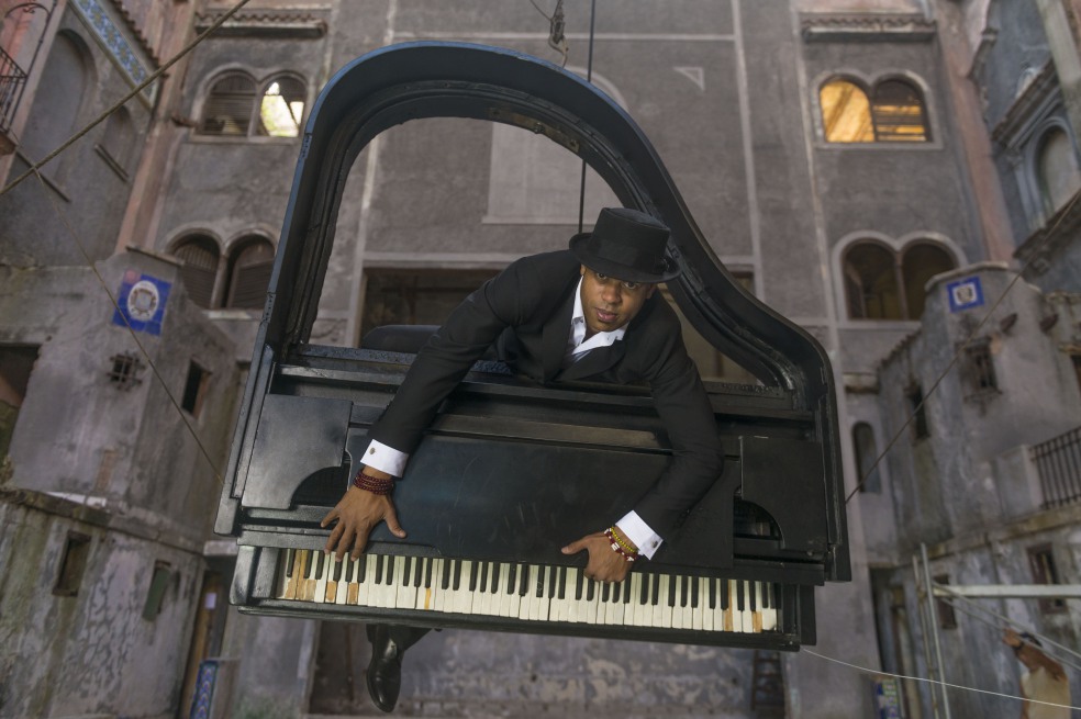 En su más reciente disco, Roberto Fonseca hace un recorrido por la música de Cuba: el mambo, el bolero, el chachachá, el jazz e incluso la contradanza. / Arien Chang
