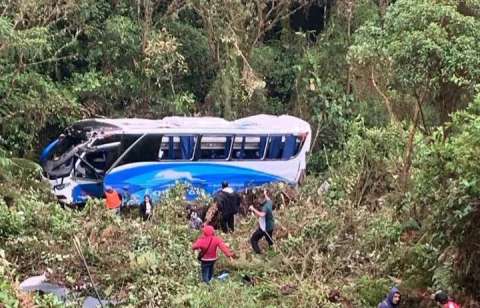 Bus de Copetrán cayó a un abismo en vía Bucaramanga-Arauca; hay un muerto y varios heridos