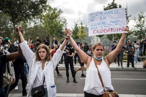 A partir de hoy la vacunación es obligatoria para varias profesiones en Francia