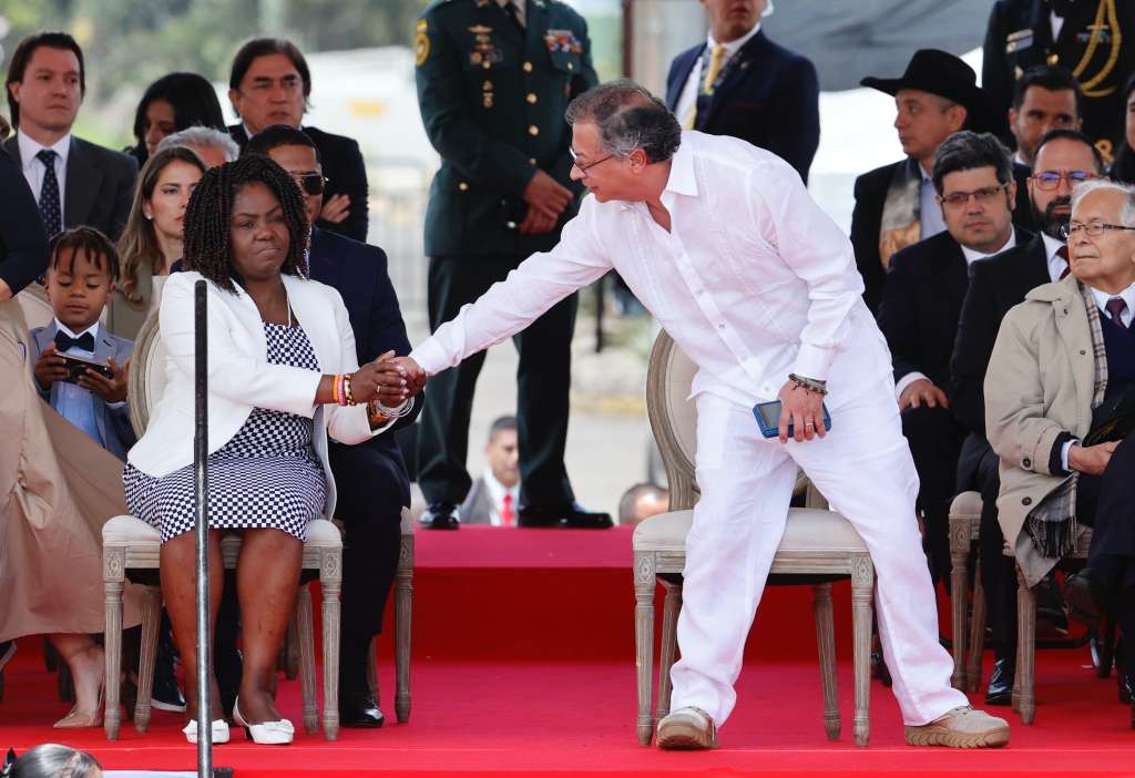 AME3409. BOGOTÁ (COLOMBIA), 20/07/2024.- La vicepresidenta de Colombia, Francia Márquez (i), y el mandatario colombiano, Gustavo Petro (c), asisten al desfile militar en conmemoración del Día de la Independencia, este sábado en Bogotá (Colombia). Este sábado 20 de Julio Colombia celebra su Día de la Independencia en un desfile militar con presencia de hombres y mujeres de las Fuerzas Militares y Policía Nacional. EFE/ Mauricio Dueñas Castañeda