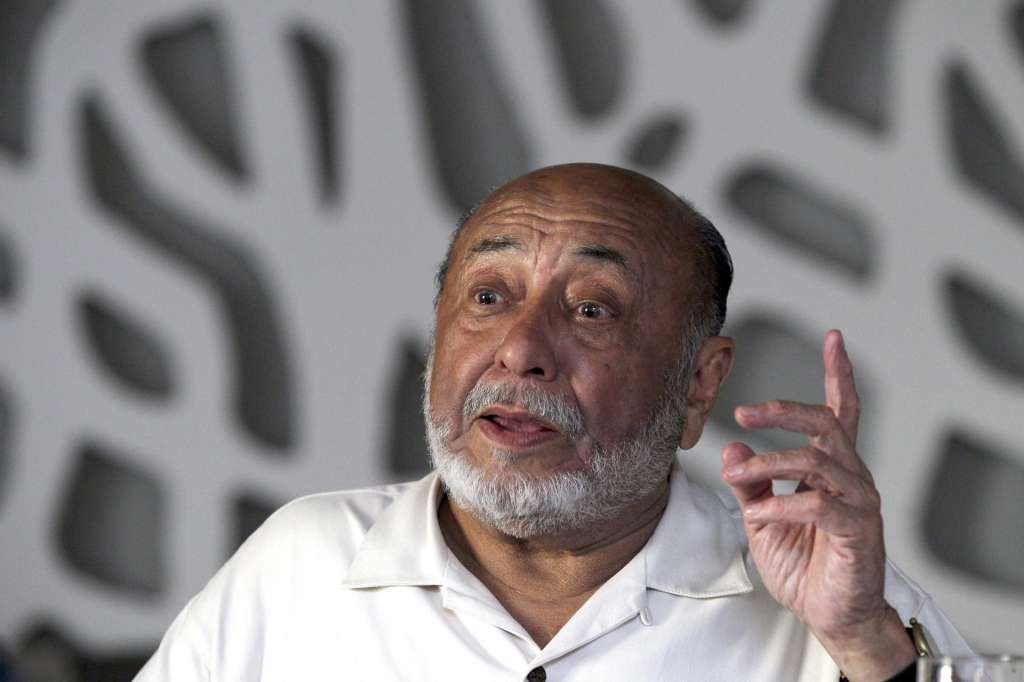 USA4298. BOGOTÁ (COLOMBIA), 06/08/2025.- Fotografía de archivo del 26 de junio de 2013 del pianista neoyorquino de ascendencia puertorriqueña Eddie Palmieri hablando durante una entrevista con EFE en Madrid (España). Palmieri fallecido este miércoles a los 88 años de edad, es reconocido como uno de los artistas más innovadores de la música latina. EFE/Kote Rodrigo ARCHIVO