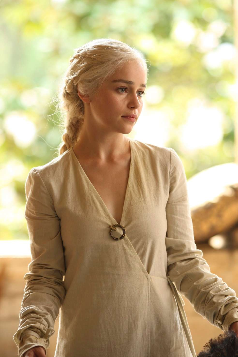 Entre los incontables ejemplos, la evolución del vestuario de Daenerys Targaryen merece destacarse: al comienzo de la trama, estaba integrado por vestidos livianos de colores en tonos pastel y detalles delicados, con hombros y brazos a la vista, denotando su aparente fragilidad. En el inicio de la séptima temporada, ella llega a su tierra natal, Rocadragón, lista para una guerra: vestida toda de negro y gris, de cuello alto y mangas largas, como un reflejo de las vestimentas de su ejército.