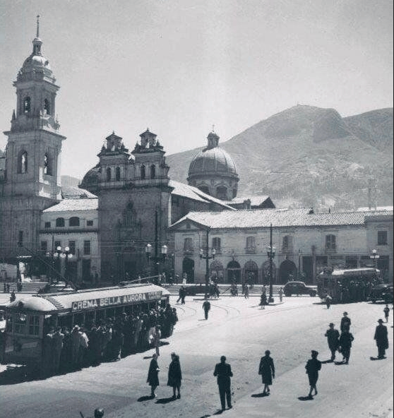 Así lucía los Cerros Orientales desde la Plaza de Bolívar, en 1950.