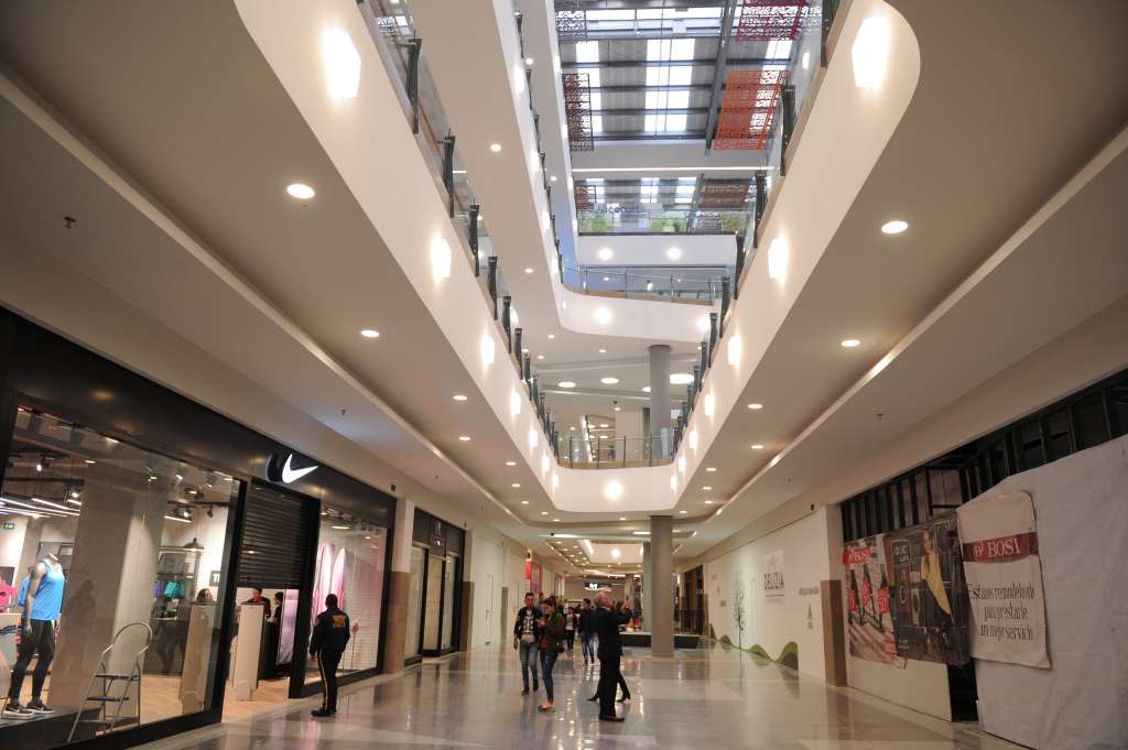 Fachada, instalaciones y locales de este nuevo centro comercial, ubicado en la localidad de Puente Aranda, Bogotá.