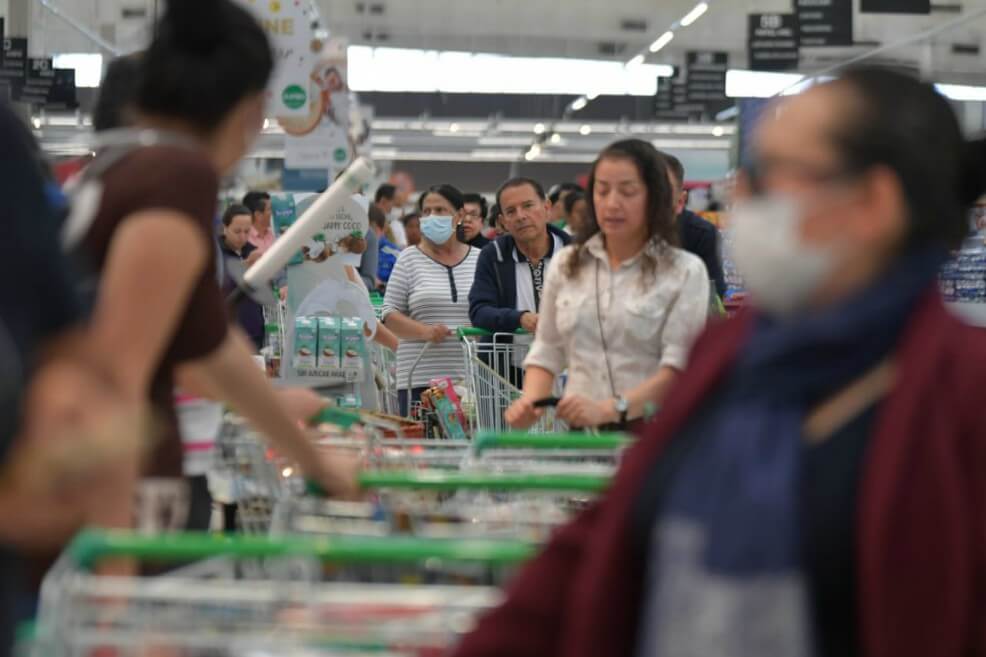 Muchos supermercados han quedado con sus estantes vacíos tras las compras masivas que han hecho los colombianos. / José Vargas - El Espectador