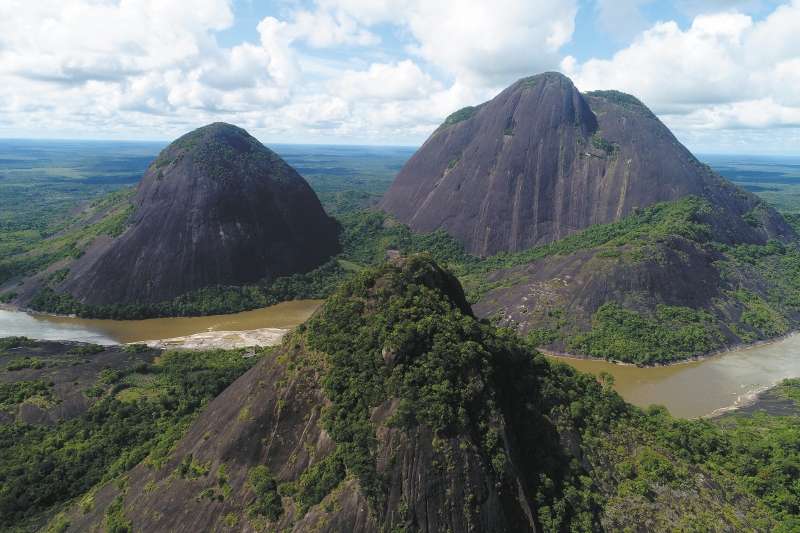 Cerros de Mavecure, Pajarito y El Mono a orillas del río Inírida. / Cortesía: Servicio Geológico Colombiano.