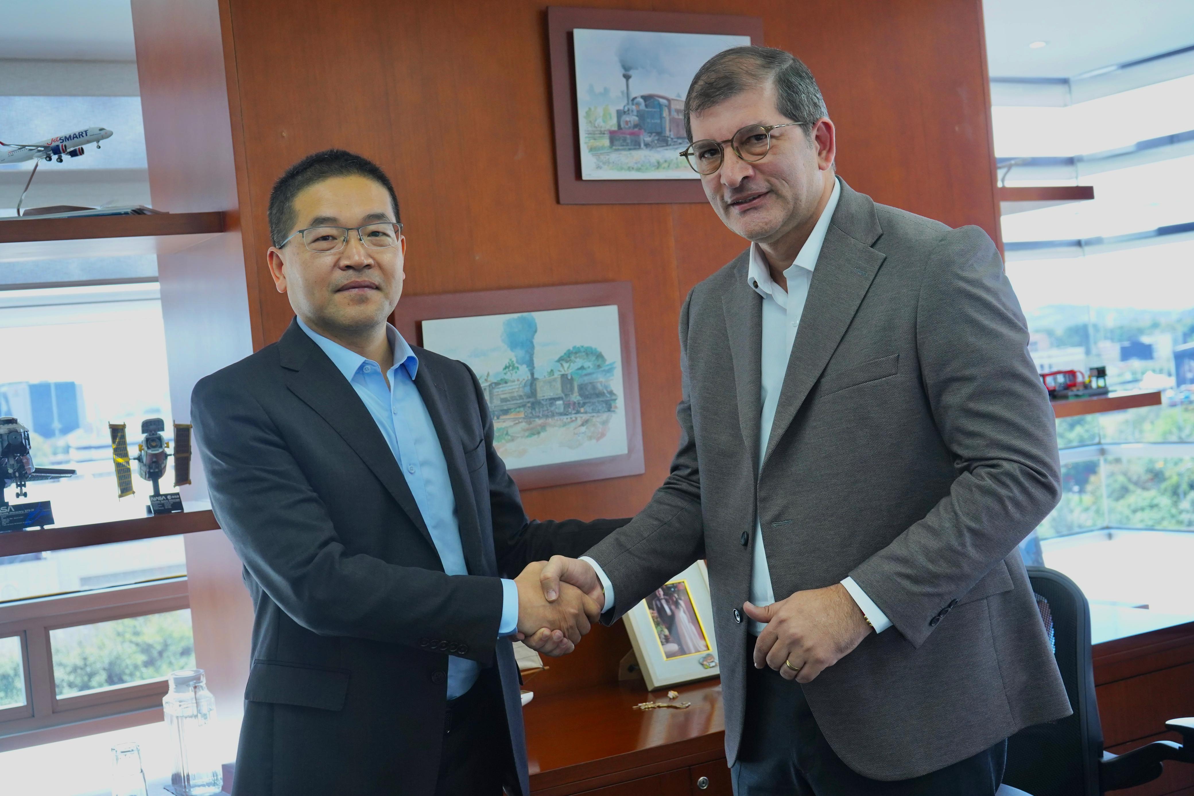 Xia Quingtao, gerente general de CCECC, y Óscar Torres, presidente de la ANI.