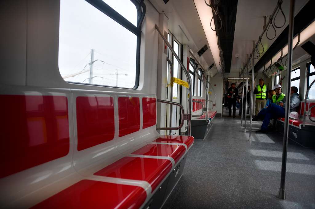 Primeros recorridos autónomos y energizados de los trenes de la Línea 1 del Metro de Bogotá sobre el viaducto entre la estación uno (Gibraltar) y a estación dos al sur de la ciudad. El recorrido contó con pasajeros invitados y asistentes que observaban el movimiento de los vagones sobre los rieles.