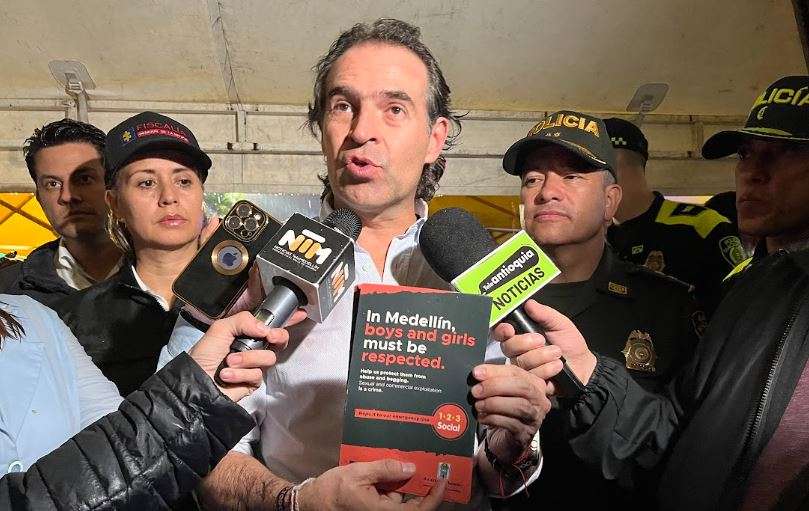 El alcalde de Medellín, el pasado 2 de febrero, durante un recorrido por la calle 10 del Poblado, en donde el trabajo sexual se ha convertido en un fenómeno cotidiano.