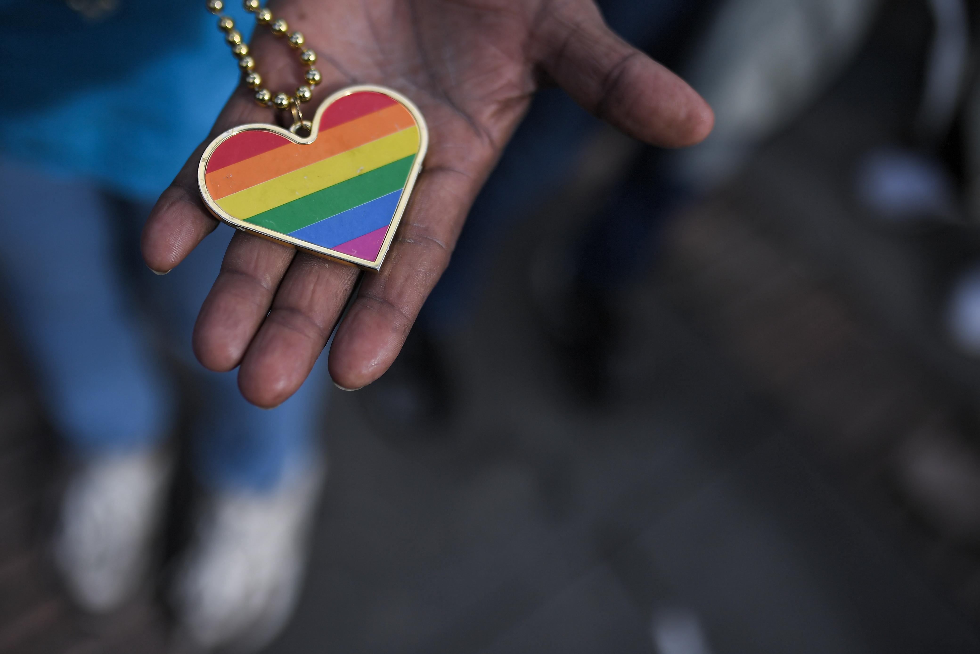 Una vez más, la ciudad se viste de rojo, naranja, amarillo, verde, azul y morado para dar la bienvenida al mes del Orgullo LGBTIQ+.