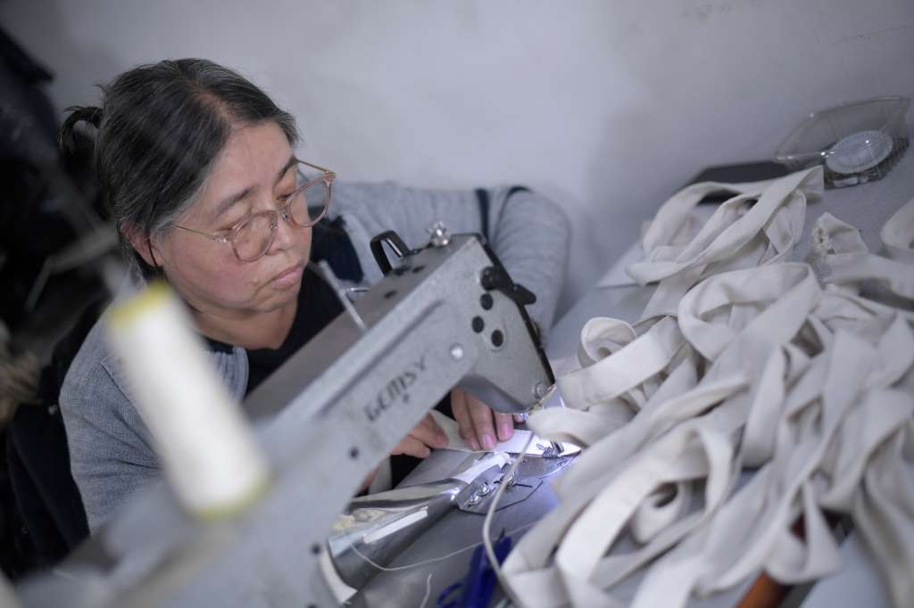 Programa de la Corporación Mundial de la Mujer Colombia que transforma residuos textiles, en nuevos productos aportando a la sostenibilidad en la industria de la moda y generando empleos en diferentes zonas del país.