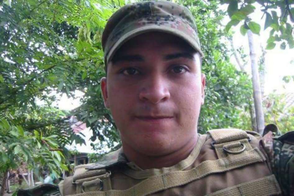 El soldado Juan Manuel Valencia murió a raíz de la explosión de un tatuco. El coronel Herrera perdió la vida en un accidente en un helicóptero militar. / Fotos: Archivo familiar