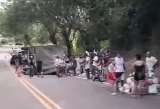 Saquearon camión volcado en la vía entre Santa Bárbara y La Pintada, en Antioquia