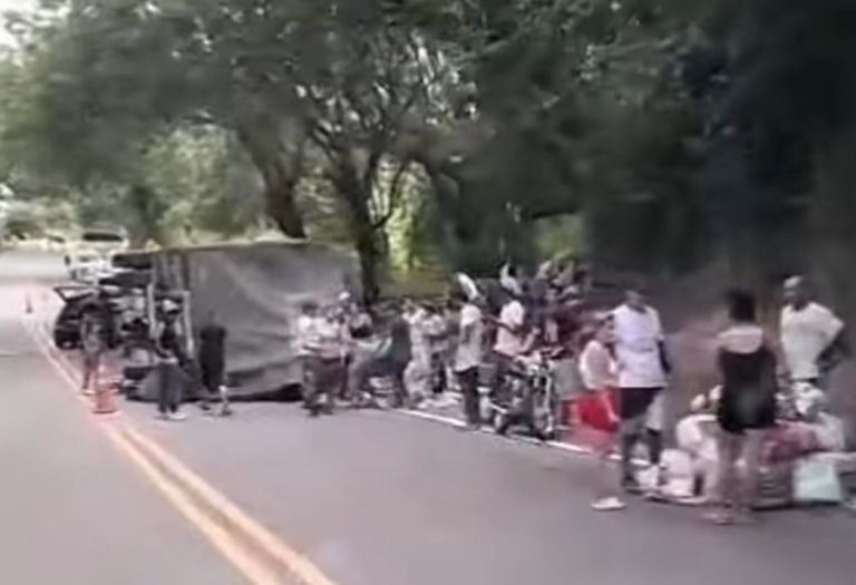 Saquearon camión volcado en la vía entre Santa Bárbara y La Pintada, en Antioquia