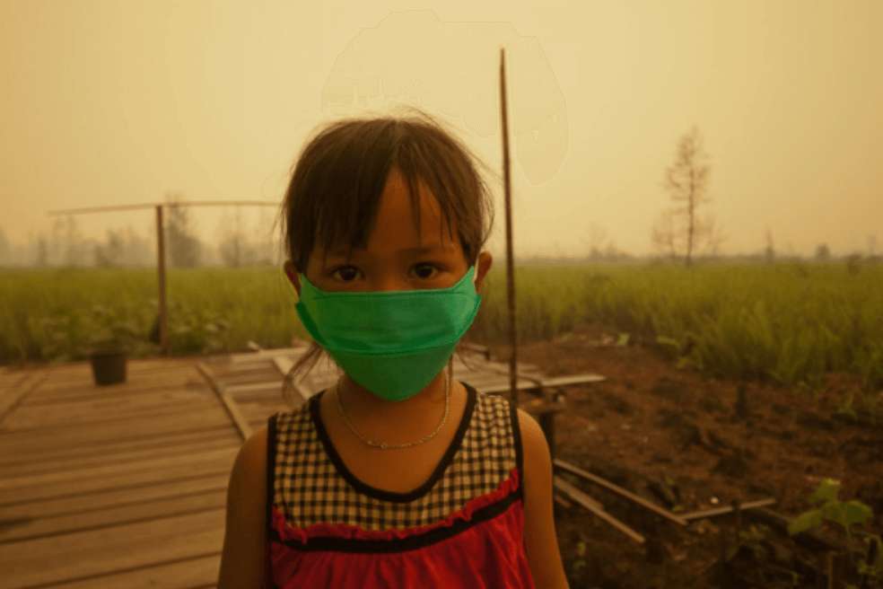 Los niños son más susceptibles a la contaminación del aire porque sus cuerpos aún no están maduros. Las exposiciones a contaminantes del aire durante el período prenatal y durante la infancia pueden tener efectos dañinos e irreversibles en los pulmones y otros órganos. / Aulia Erlangga/Cifor