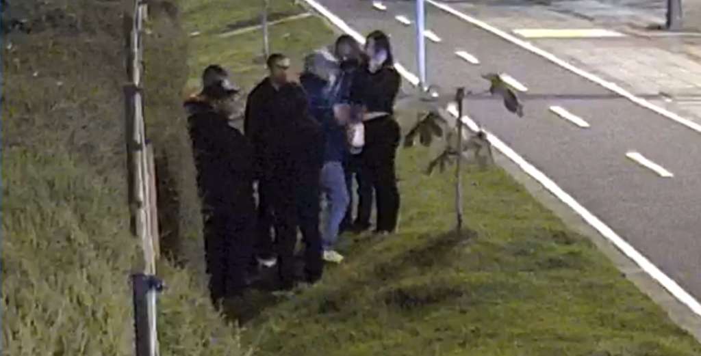 Registro de cámaras de seguridad en donde el grupo se acerca a un conjunto para romper la reja.