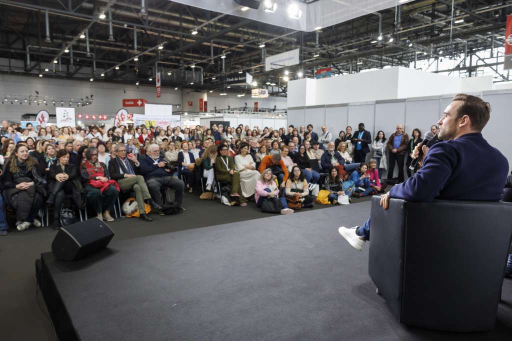 Geneva Geneve Genf (Switzerland Schweiz Suisse), 09/03/2024.- Swiss writer Joel Dicker (R) attends a panel on the stage Le forum, during the Book Fair (Salon du Livre) at the Palexpo in Geneva, Switzerland, 09 March 2024. The event runs until 10 March 2024. (Suiza, Ginebra) EFE/EPA/SALVATORE DI NOLFI