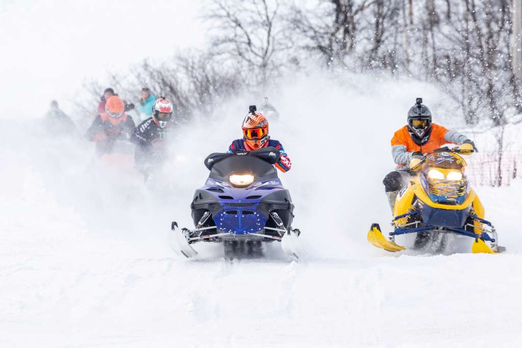 Moto de nieve por los bosques nevados de Laponia, una experiencia que combina velocidad y paisajes impresionantes.