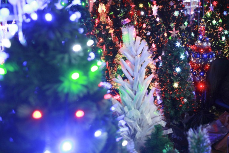 Los millennials están comprando árboles plásticos de Navidad