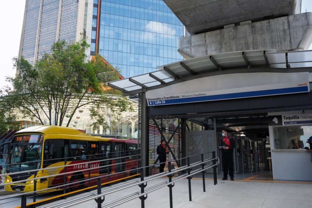 El Distrito confirmó que la estación se habilitará en dos fases: a partir del 27 de diciembre de 202 entrará en operación el vagón 2, en el acceso norte; el acceso sur entrará en operación en el primer semestre de 2026, una vez finalicen las obras del viaducto del Metro sobre la avenida El Dorado.