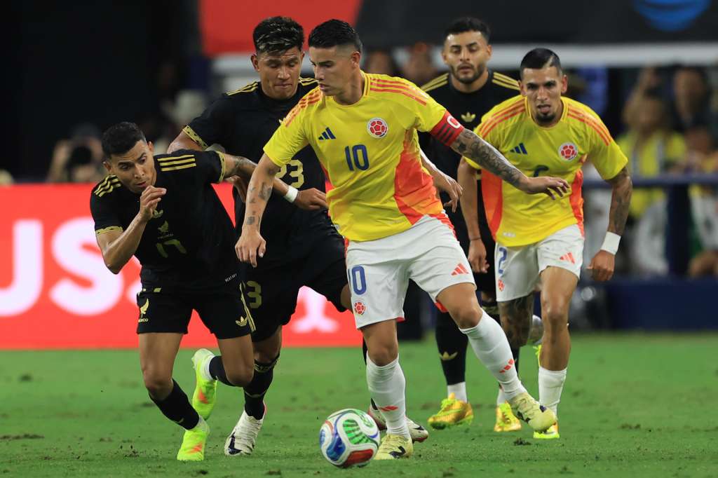 AMDEP6151. ARLINGTON (ESTADOS UNIDOS), 11/10/2025.- Orbelín Pineda (i) de México disputa el balón con James Rodríguez (c) de Colombia este sábado, durante un partido de preparación para la Copa Mundial 2026 entre México y Colombia en el estadio AT&T en Arlington (EE.UU.). EFE/ Carlos Ramírez