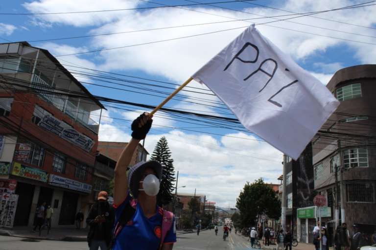 Gran parte de las familias que marchan son personas de escasos recursos que han asegurado estar desesperados por no tener refugio y como sobrellevar la cuarentena.