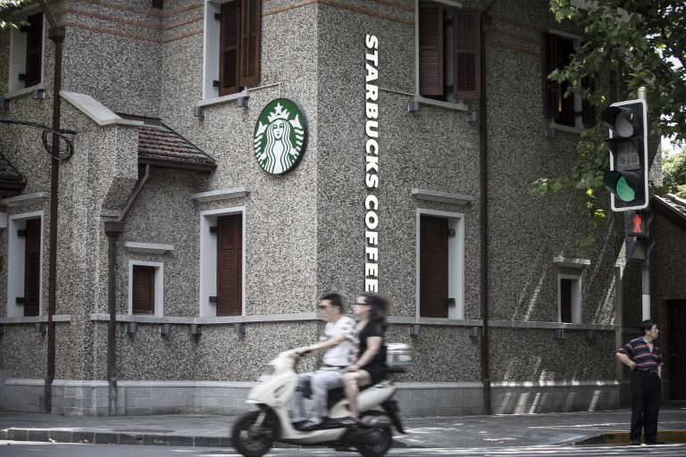 Alianza entre Starbucks y Alibaba para llevar café a domicilio en China