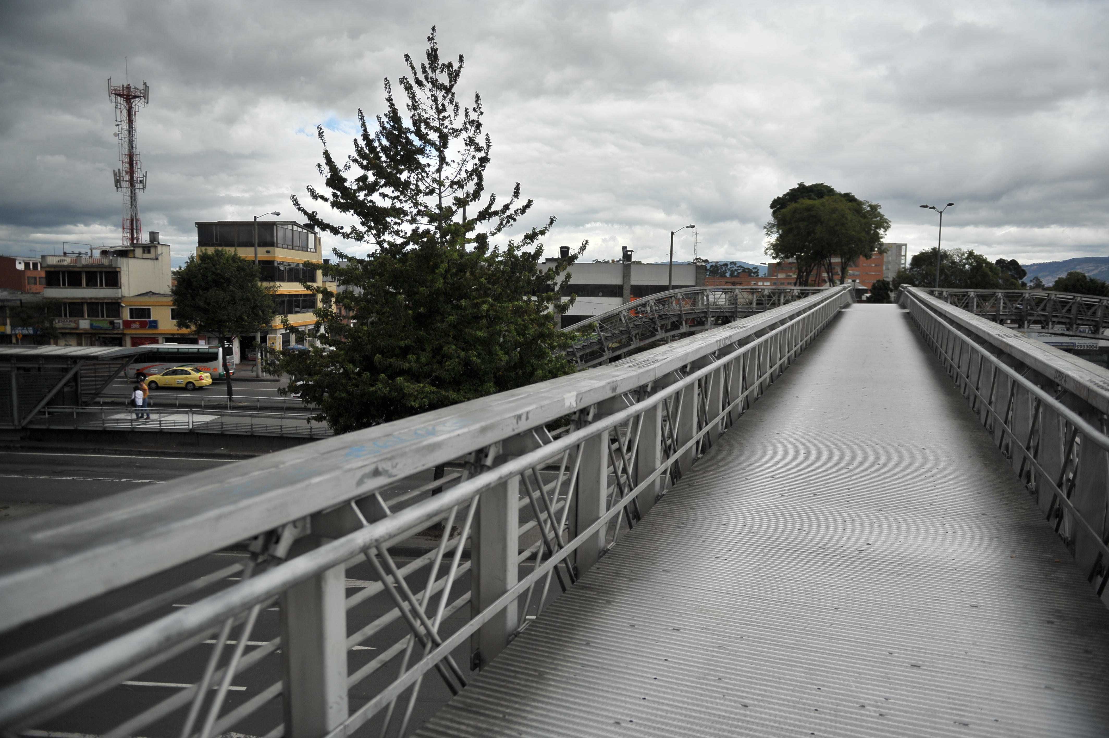 Puente peatonal de la estación Minuto de Dios de Transmilenio, ubicado en la calle 80 con avenida Boyacá.