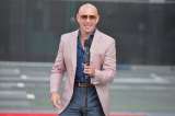 Pitbull no gasta dinero en carros ni aviones privados