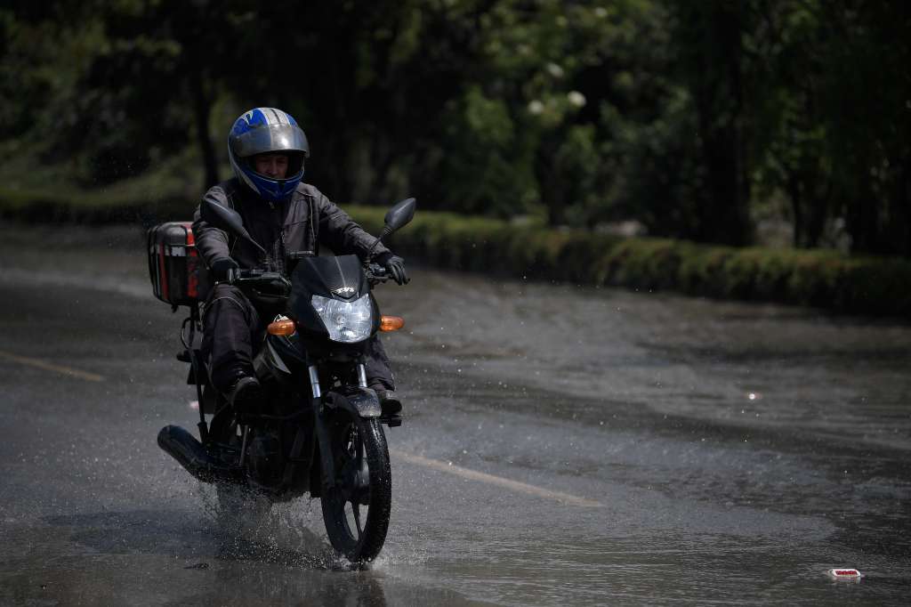 Las fuertes lluvias en la capital, provocaron inundaciones y afectaciones en la entrada y salida de Bogotá y en municipios vecinos.