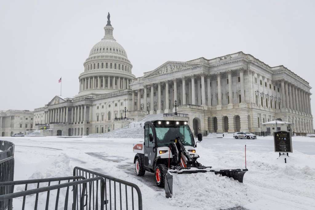 WASHINGTON (United States), 25/01/2026.- A Bobcat removes snow from the East Front Plaza of the US Capitol in Washington, DC, USA, 25 January 2026. The DC-area is expected to receive 5-9 inches of snow from the massive storm, which stretches across much of the US. (tormenta) EFE/EPA/JIM LO SCALZO