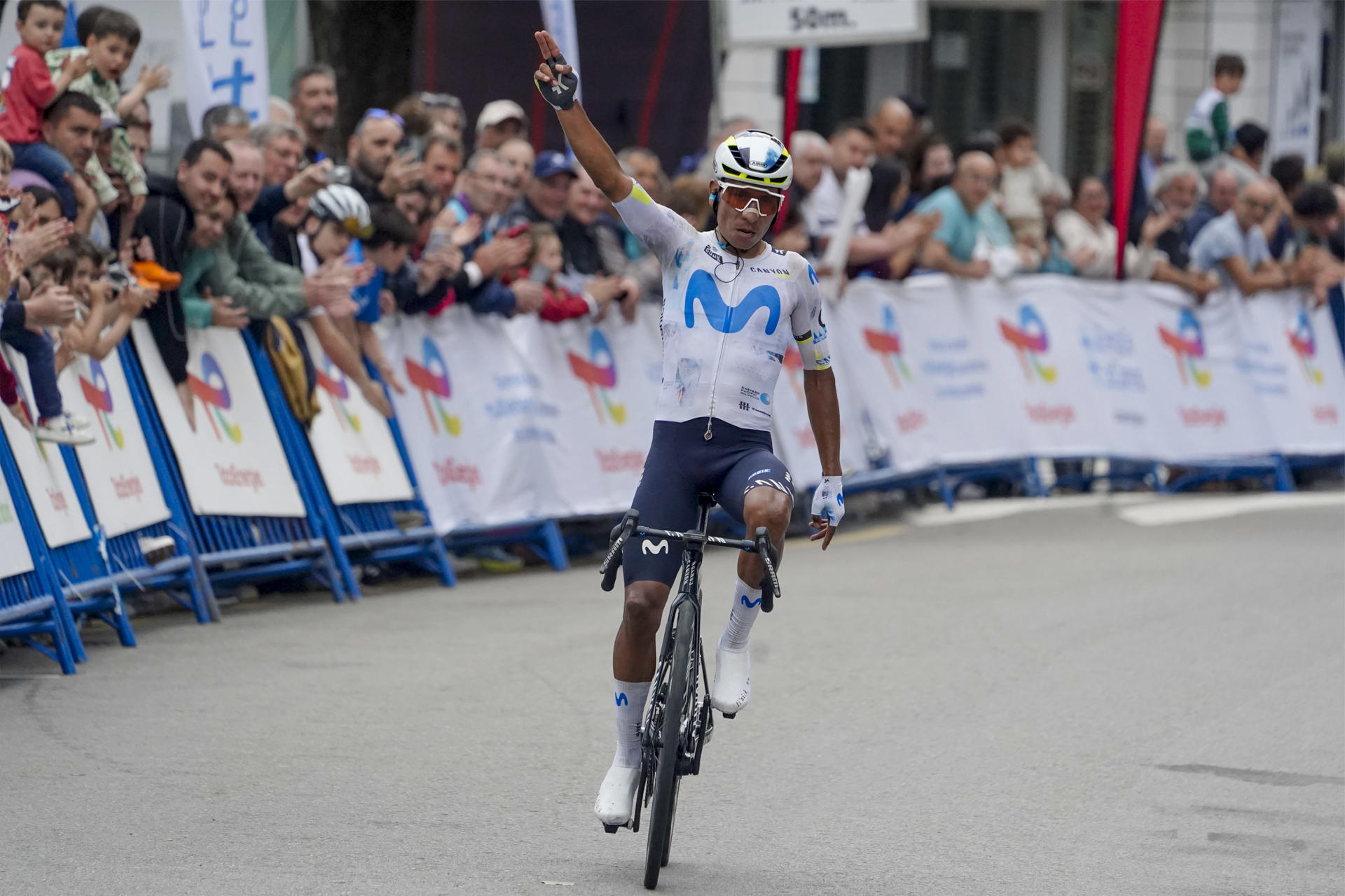 POLA DE LENA, 24/04/2026.- El colombiano Nairo Quintana, líder de la general, celebra la victoria conseguida en segunda etapa de la Vuelta Ciclista a Asturias 2026, disputada entre Llanes y Pola de Lena, con un recorrido de 140 kilómetros con el alto de la Colladiella, de primera categoría, y otros tres de segunda y tercera. EFE/Paco Paredes