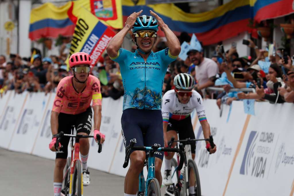 AMDEP6562. SANTA ROSA DE VITERBO (COLOMBIA), 07/02/2024.- El corredor colombiano Harold Tejada de Astana Qazaqstan celebra al ganar la segunda etapa de la carrera ciclística Tour Colombia 2024 hoy, entre Paipa y Santa Rosa de Viterbo (Colombia). EFE Carlos Ortega
