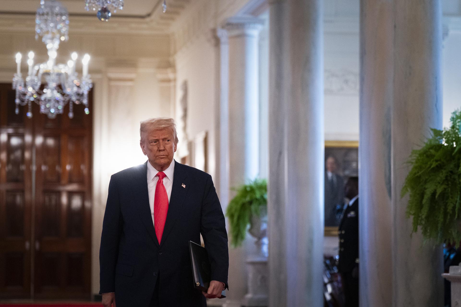 WASHINGTON (United States), 09/04/2025.- US President Donald Trump arrives during an executive order signing ceremony in the East Room of the White House in Washington, DC, USA, 08 April 2025. Trump is moving to expand the mining and use of coal inside the US, a bid to power the boom in energy-hungry data centers while seeking to revive a declining US fossil fuel industry. EFE/EPA/Al Drago / POOL