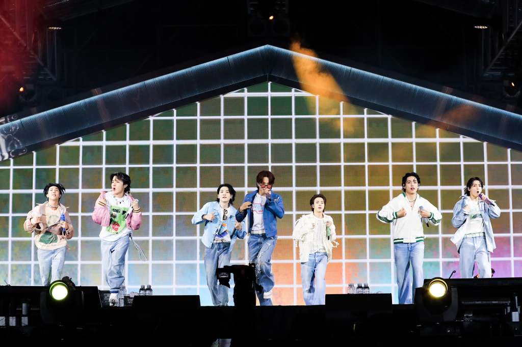 Busan (Korea, Republic Of), 15/10/2022.- A handout photo made available by the Bighit Music shows South Korean boy band BTS performing during a live concert held to support the Busan city's bid to host the World Expo in 2030, at Busan Asiad Main Stadium in Busan, South Korea, 15 October 2022 (Issued 16 October 2022). (Corea del Sur, Estados Unidos) EFE/EPA/BIGHIT MUSIC/ HANDOUT HANDOUT EDITORIAL USE ONLY/NO SALES HANDOUT EDITORIAL USE ONLY/NO SALES