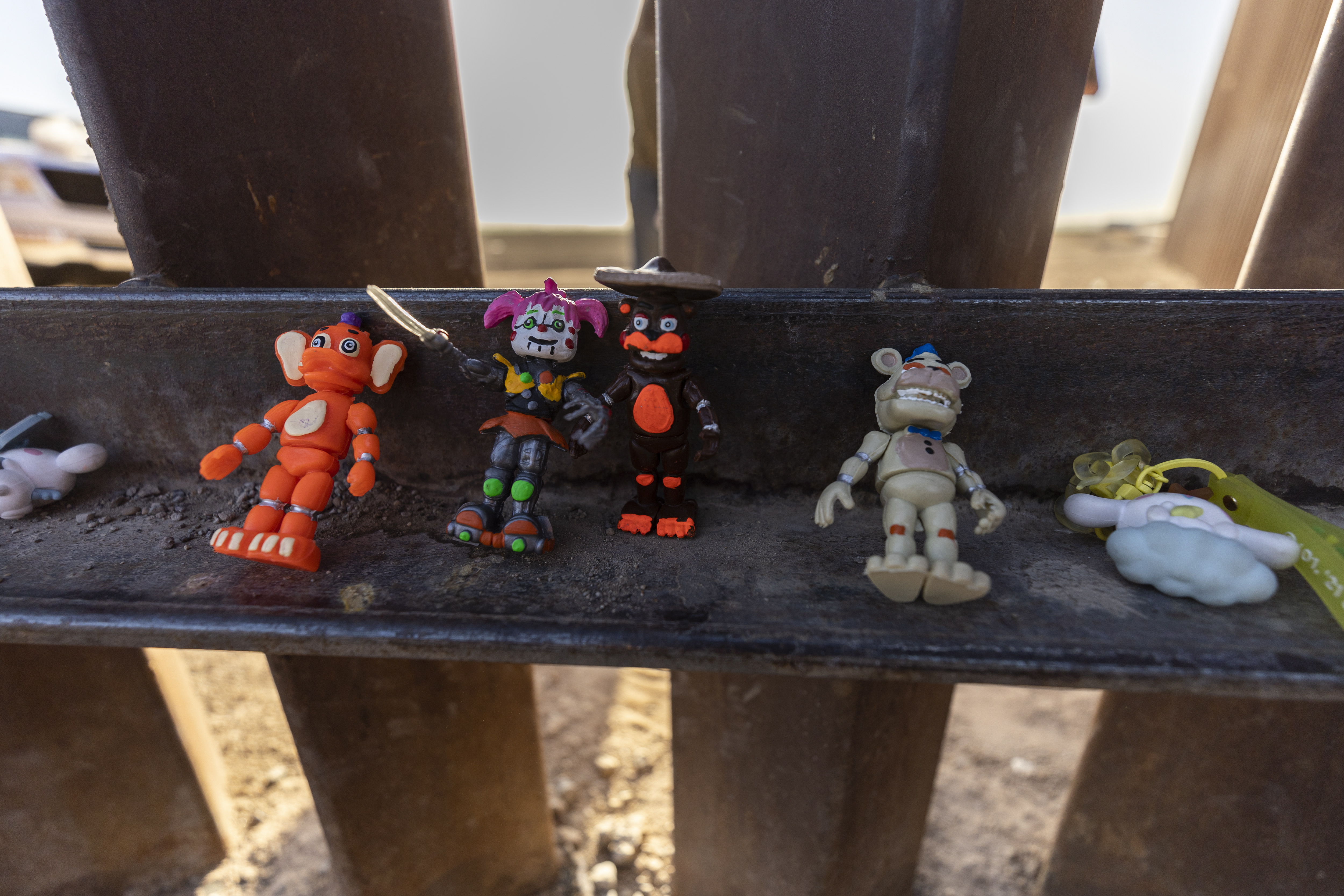 Yuma (United States), 12/05/2023.- Plastic toys are displayed on the border wall as migrant children are playing with them while waiting with their parents for the Border Patrol to come after crossing in the US illegally, in Yuma, Arizona, USA, 12 May 2023. US Secretary of Homeland Security Alejandro Mayorkas in a statement on 11 May stressed that people who arrive at the border without using a lawful pathway will be presumed ineligible for asylum and could face tougher consequences, including a minimum five-year ban on re-entry and potential criminal prosecution. The remarks came amid expectations of a significant increase in the number of migrants crossing after Covid-era Title 42 policy, which allowed for a quick expulsion of illegal immigrants, expired on the midnight of 11 May. (Estados Unidos) EFE/EPA/ETIENNE LAURENT