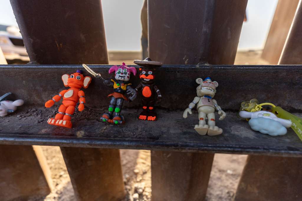 Yuma (United States), 12/05/2023.- Plastic toys are displayed on the border wall as migrant children are playing with them while waiting with their parents for the Border Patrol to come after crossing in the US illegally, in Yuma, Arizona, USA, 12 May 2023. US Secretary of Homeland Security Alejandro Mayorkas in a statement on 11 May stressed that people who arrive at the border without using a lawful pathway will be presumed ineligible for asylum and could face tougher consequences, including a minimum five-year ban on re-entry and potential criminal prosecution. The remarks came amid expectations of a significant increase in the number of migrants crossing after Covid-era Title 42 policy, which allowed for a quick expulsion of illegal immigrants, expired on the midnight of 11 May. (Estados Unidos) EFE/EPA/ETIENNE LAURENT