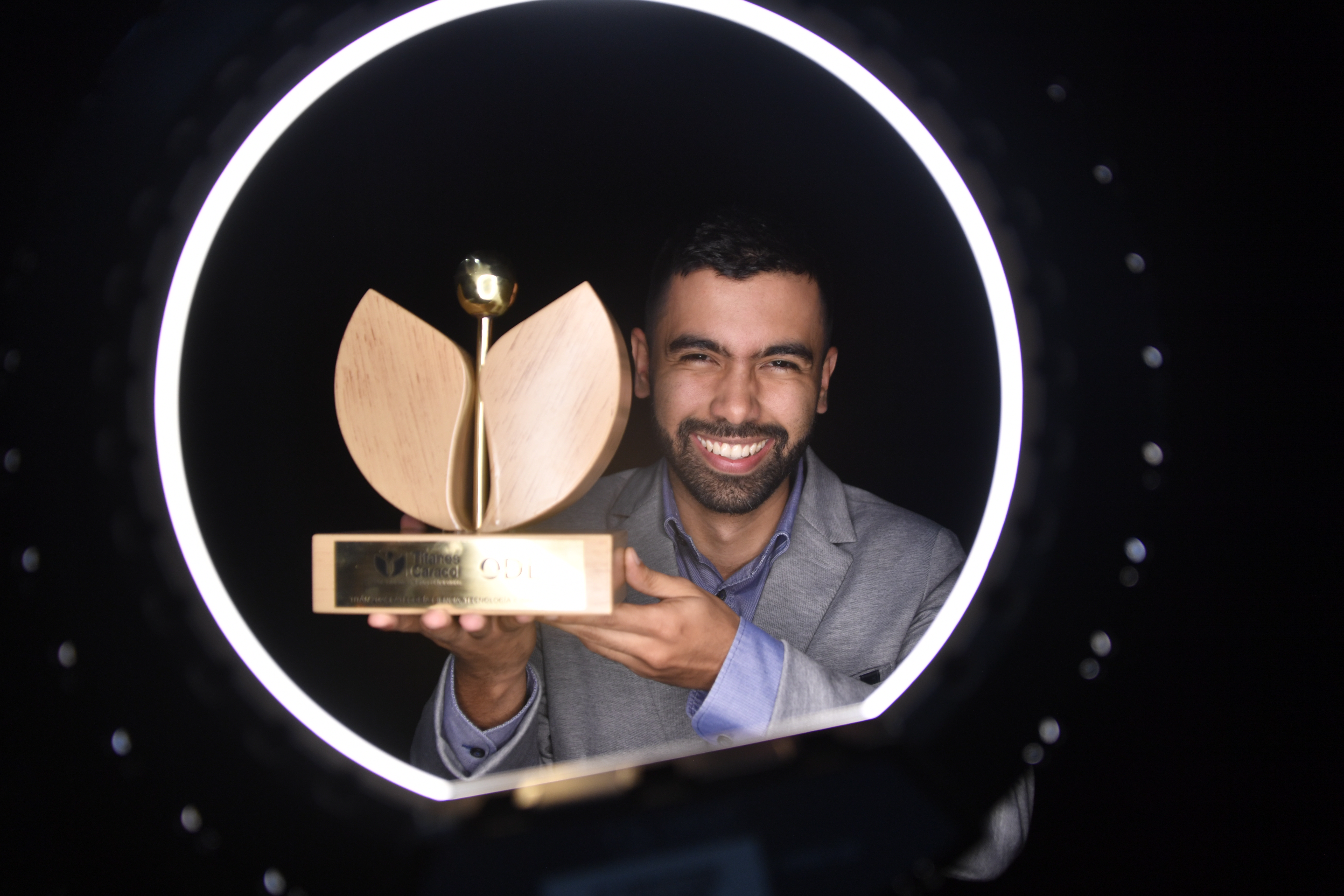 Esteban Rojas, ganador de la categoría de Ciencia, tecnología e innovación.