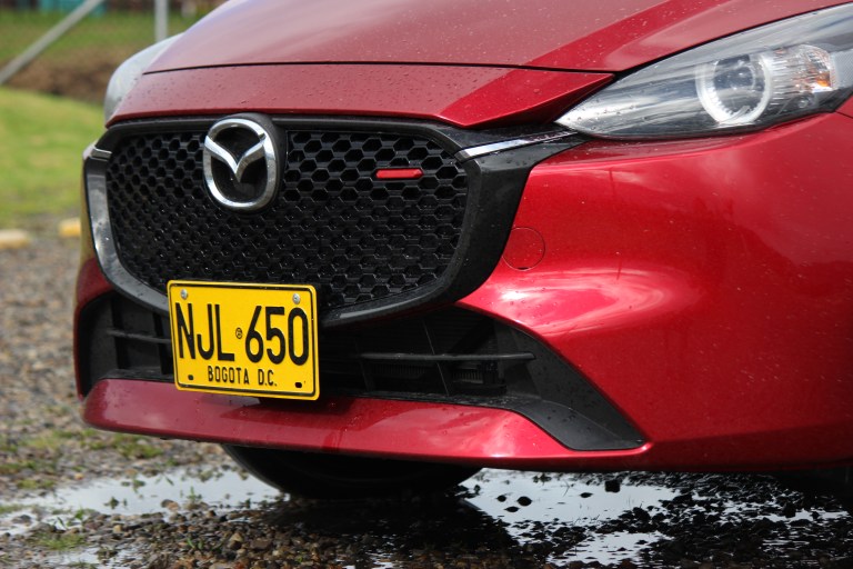 El Mazda 2 con motor 2.0 lleva la etiqueta de Grand Touring LX Carbon Edition. Se distingue por una pequeña barra roja en su parrilla frontal.