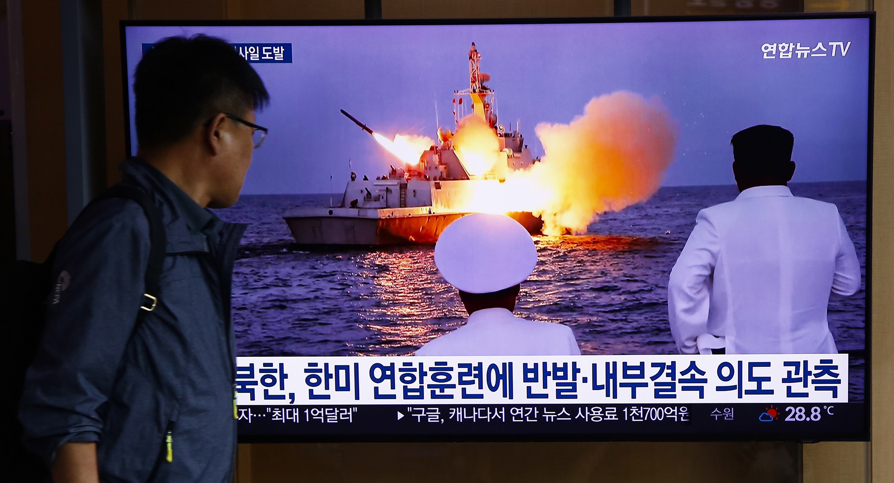 Seoul (Korea, Republic Of), 02/09/2023.- People watch a news segment pertaining to North Korea's recent missile launch, at a station in Seoul, South Korea, 02 September 2023. According to South Korea's Joint Chiefs of Staff (JCS), North launched cruise missiles toward the West Sea. (Corea del Sur, Seúl) EFE/EPA/JEON HEON-KYUN