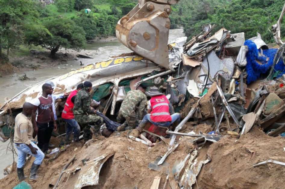 Un bus de servicio público quedó sepultado.