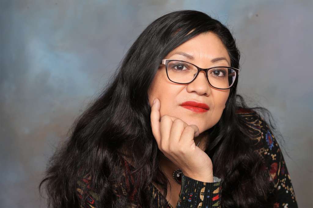 ACOMPAÑA CRÓNICA: EEUU INMIGRACIÓN***AME5432. MIAMI (ESTADOS UNIDOS), 26/07/2022.- Fotografía cedida hoy por Ara Arbabzadeh donde aparece la escritora mexicana Reyna Grande, una de las editoras del libro "Donde Somos Humanos", primero de su tipo, hecho en su totalidad por migrantes que en algún momento de sus vidas fueron indocumentados. El libro "Donde Somos Humanos" busca devolver la humanidad "robada" al tema migratorio en un momento de incertidumbre sobre el futuro de esta comunidad migrante en Estados Unidos. La obra, ilustrada también por inmigrantes, es una colección de ensayos, poesía y arte de autores de diversas nacionalidades, entre ellos refugiados y "soñadores", publicada en inglés en junio pasado y que saldrá en español en enero de 2023. EFE/Ara Arbabzadeh /SOLO USO EDITORIAL /NO VENTAS /SOLO DISPONIBLE PARA ILUSTRAR LA NOTICIA QUE ACOMPAÑA /CRÉDITO OBLIGATORIO