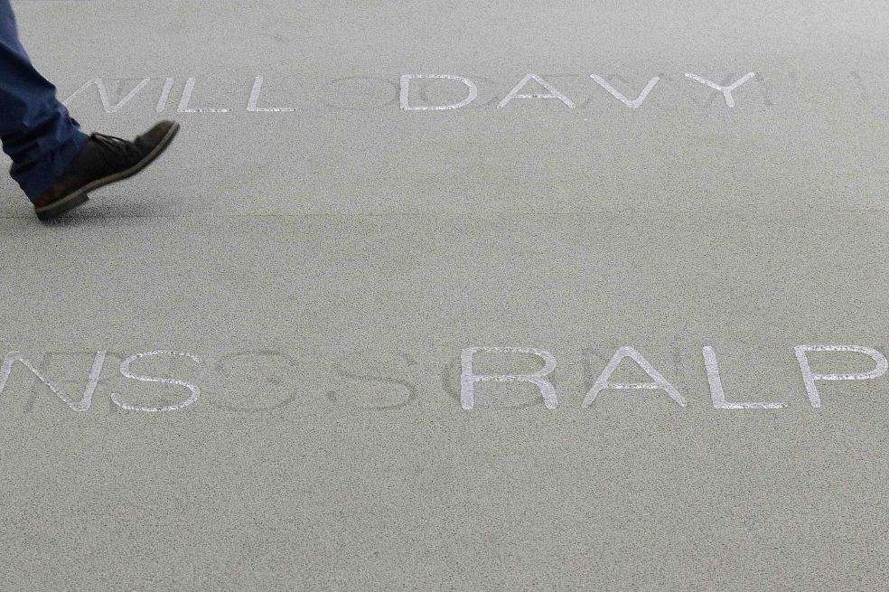 El piso del Palacio de Cristal fue cubierto con tabletas por las que circula agua entre arena para dibujar los nombres de víctimas. / Foto cortesía - Juan Fernando Castro