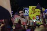 Hamás exhibe a dos rehenes mientras familias exigen frenar ofensiva israelí en Gaza