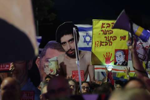 Hamás exhibe a dos rehenes mientras familias exigen frenar ofensiva israelí en Gaza