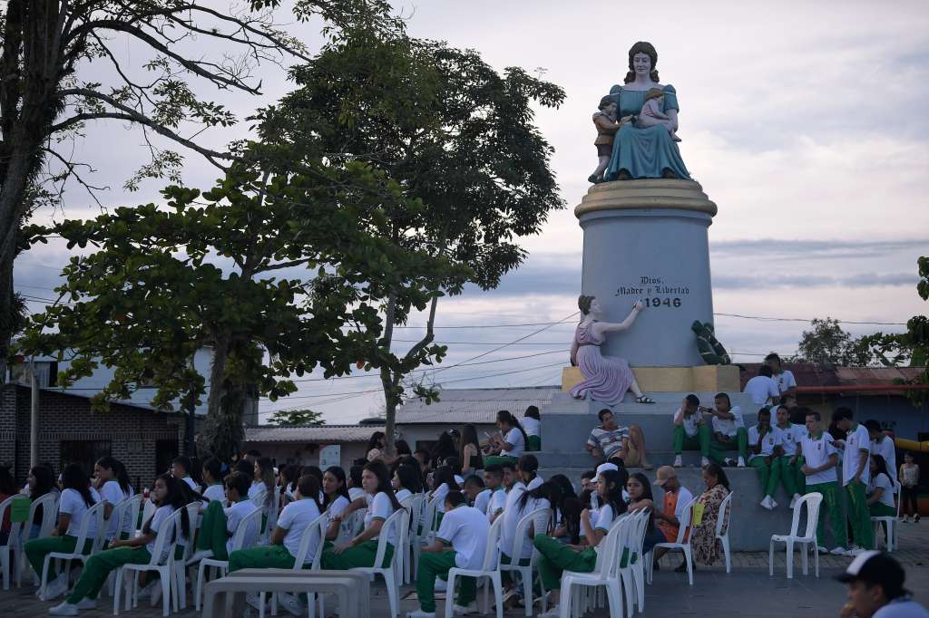 Diferentes aspectos de este municipio: Imágenes panorámicas, habitantes, monumentos y grafitis de la AGC.